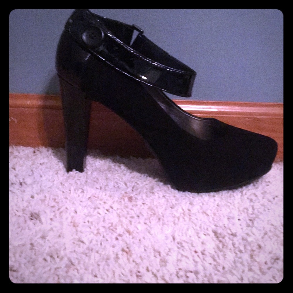Black pumps.